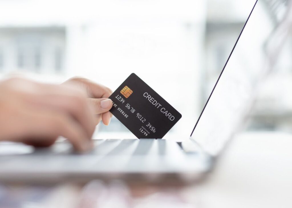 agencja e-commerce paying with a card